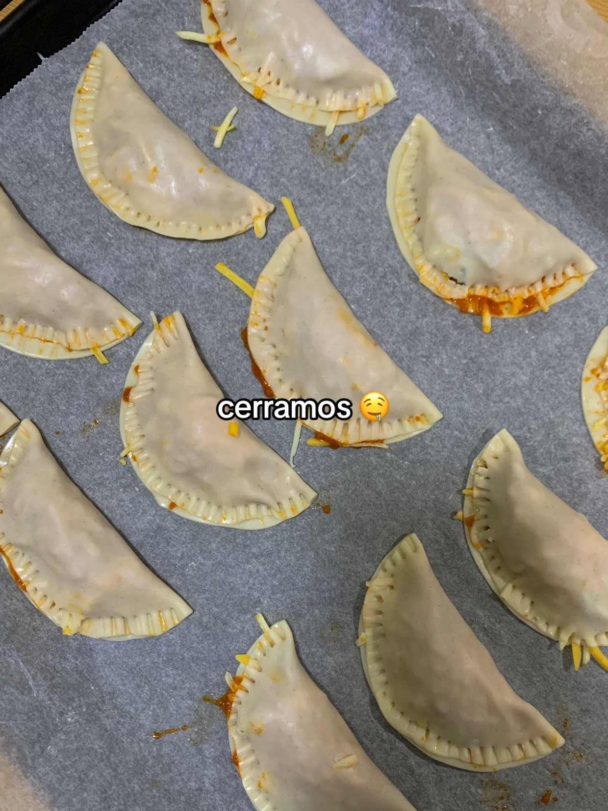 Empanapizza: Receta fácil de empanadillas con tomate, queso y jalapeños