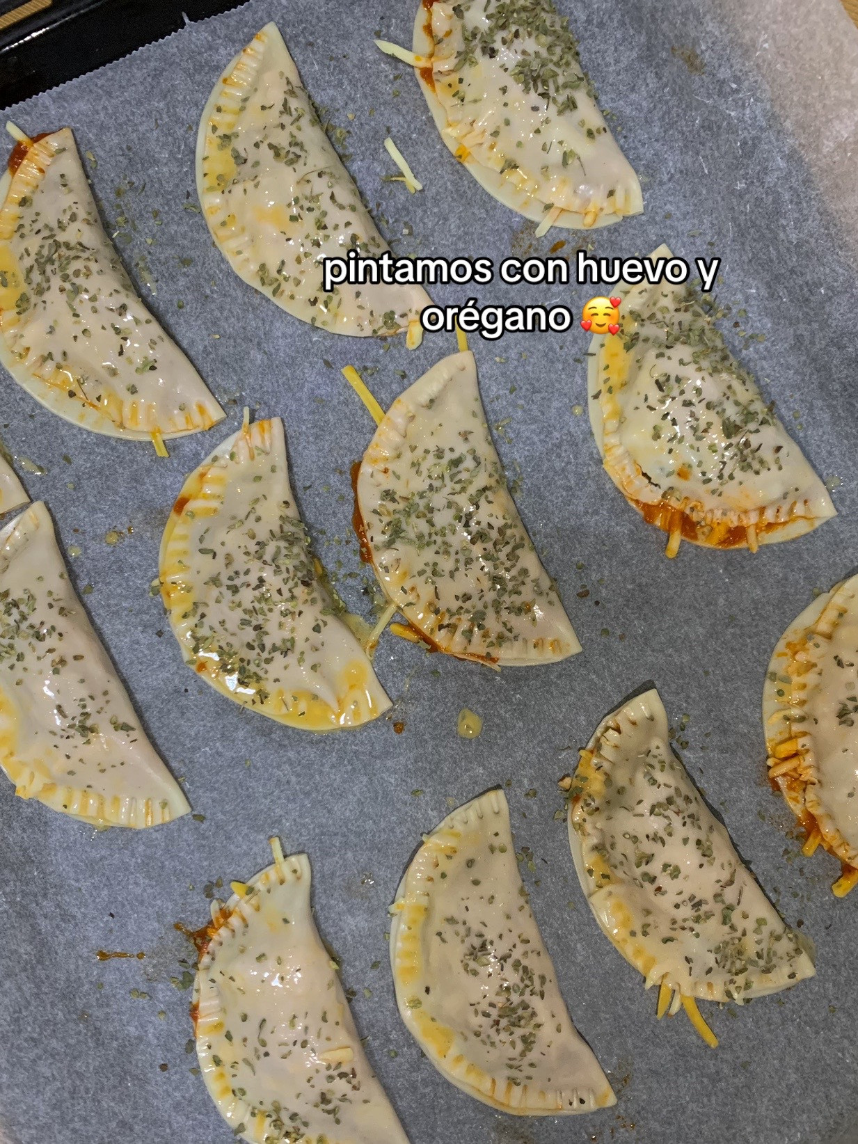 Empanapizza: Receta fácil de empanadillas con tomate, queso y jalapeños