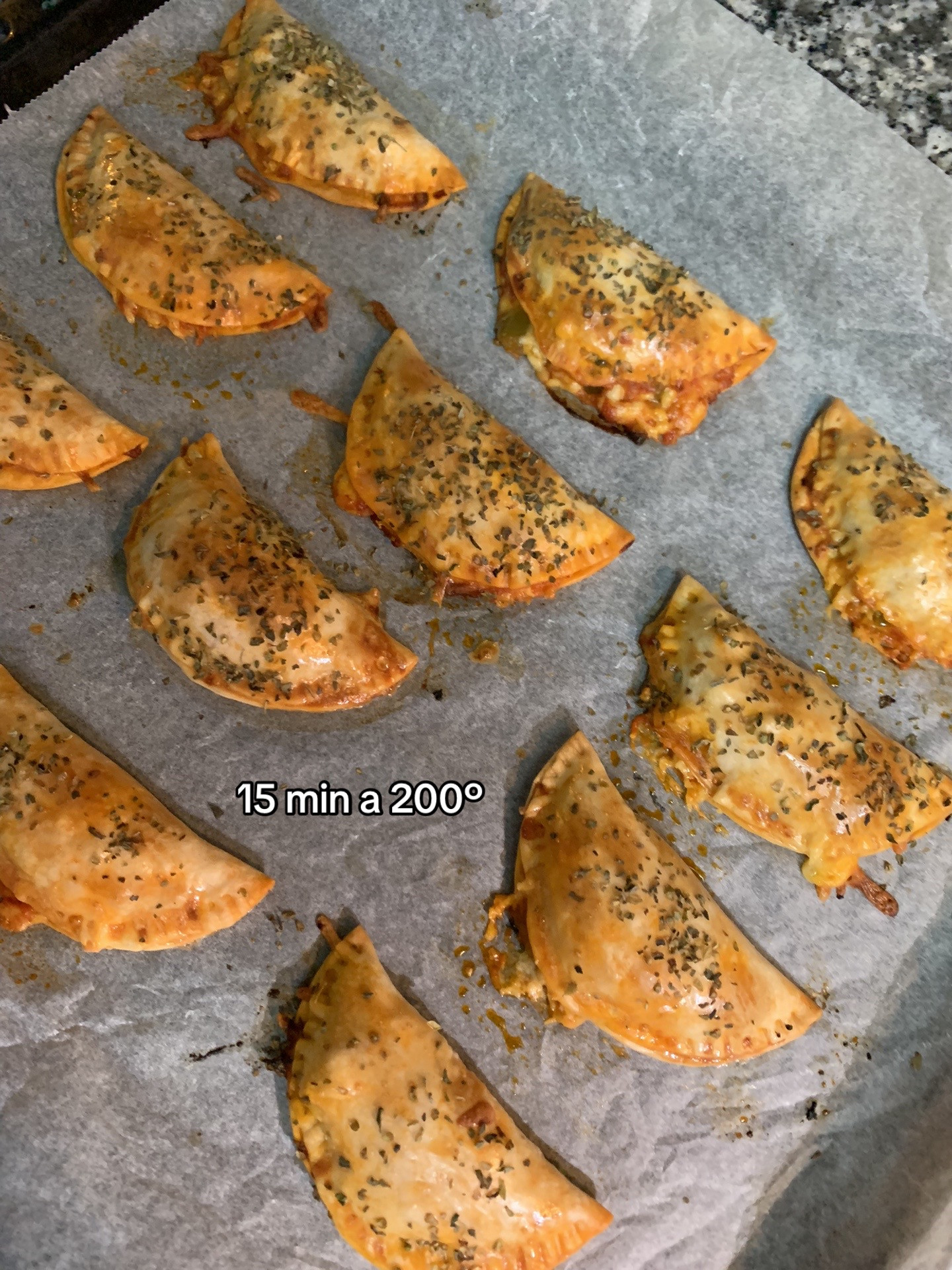 Empanapizza: Receta fácil de empanadillas con tomate, queso y jalapeños