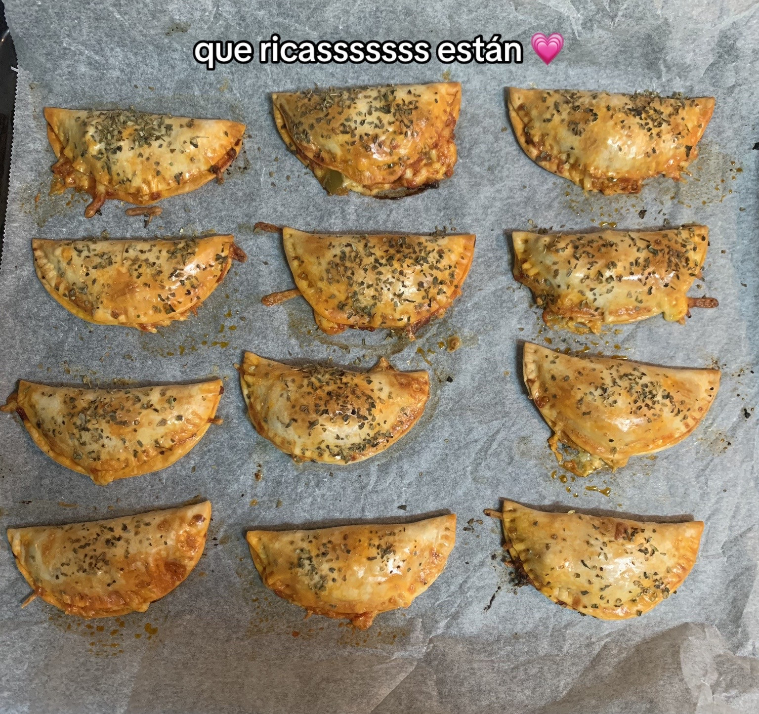 Empanapizza: Receta fácil de empanadillas con tomate, queso y jalapeños