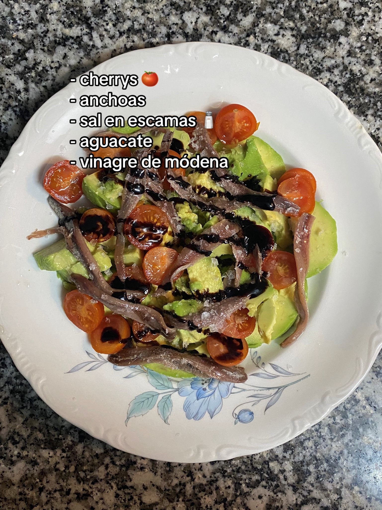 Ensalada de aguacate con anchoas, cherry tomatoes y vinagre de módena