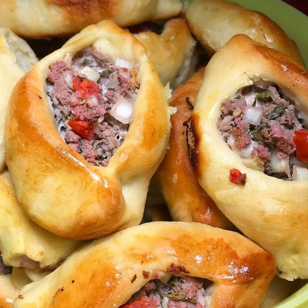Esfiha Turca: Pão recheado com carne moída, hortelã e tomate assado