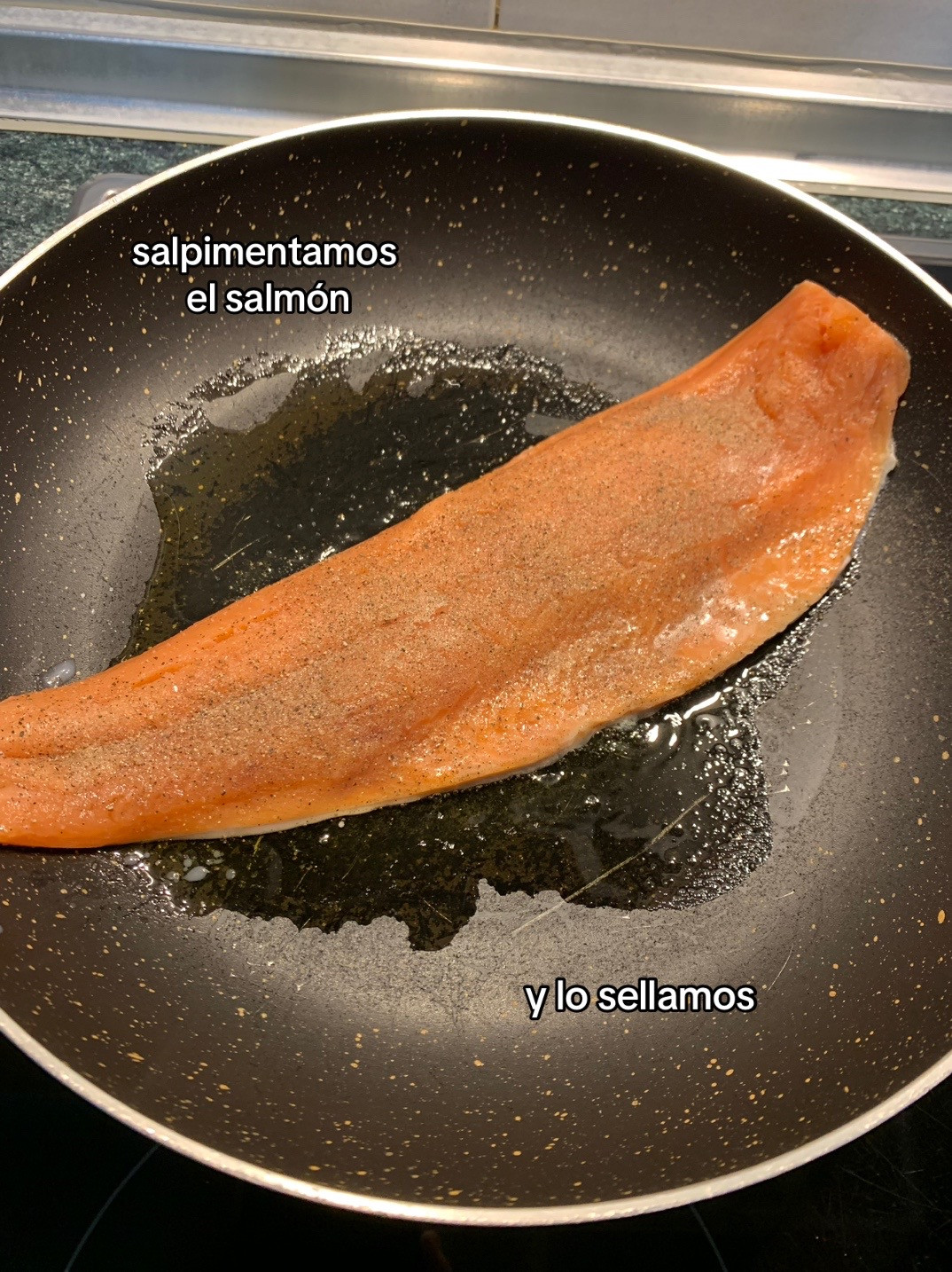 Espaguetis con salmón: receta fácil de pasta cremosa con salsa de tomate y nata