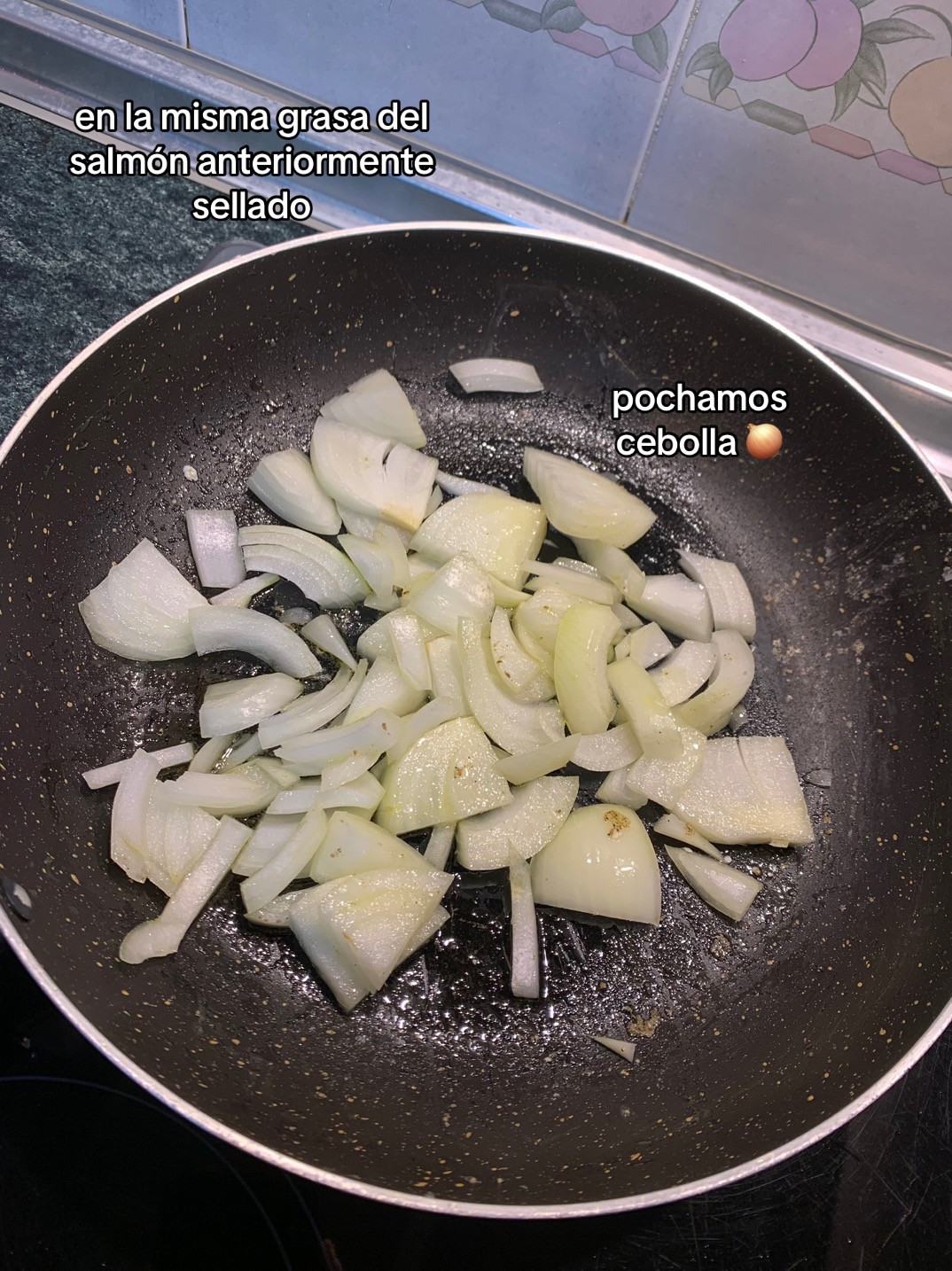 Espaguetis con salmón: receta fácil de pasta cremosa con salsa de tomate y nata