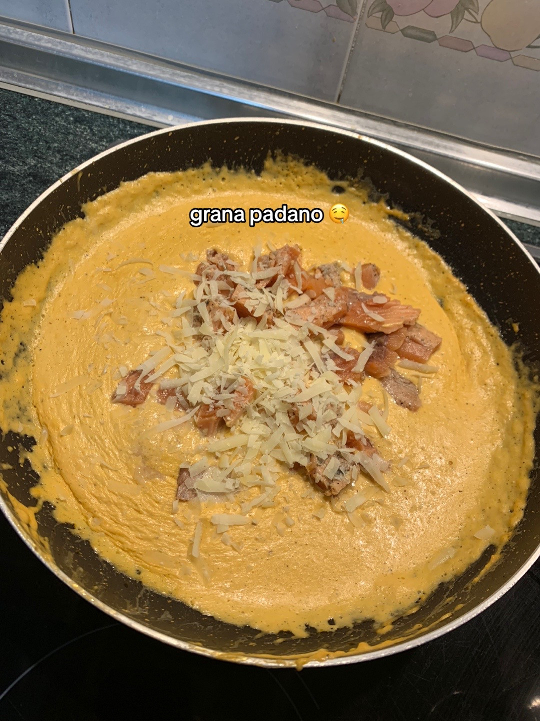 Espaguetis con salmón: receta fácil de pasta cremosa con salsa de tomate y nata