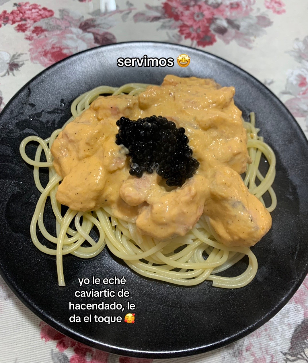 Espaguetis con salmón: receta fácil de pasta cremosa con salsa de tomate y nata