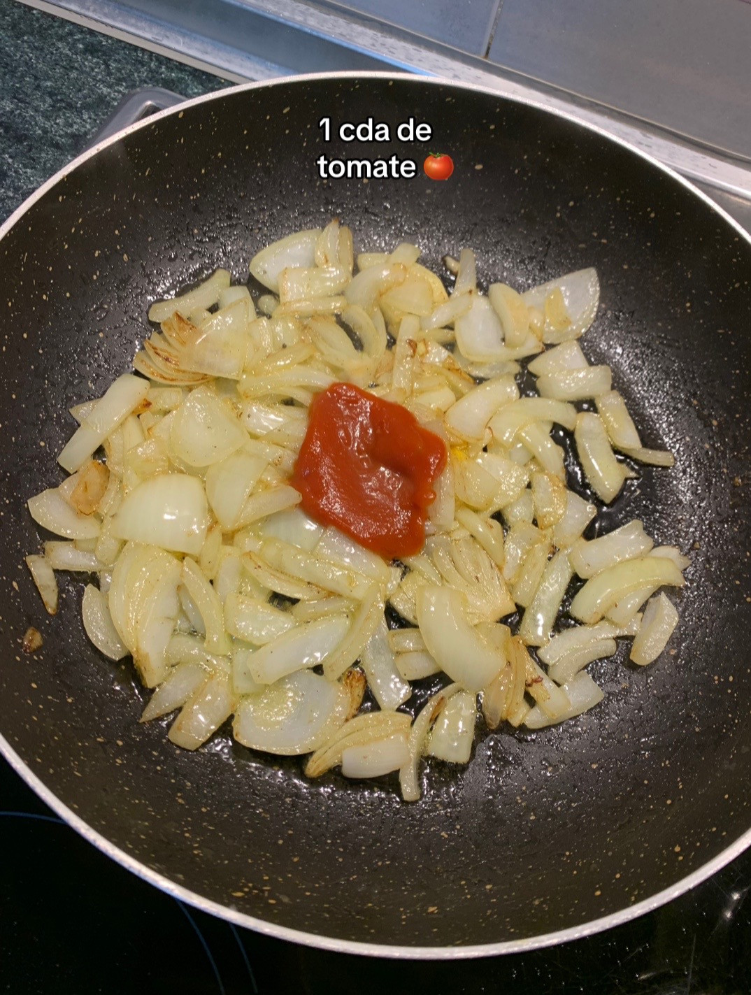 Espaguetis con salmón: receta fácil de pasta cremosa con salsa de tomate y nata