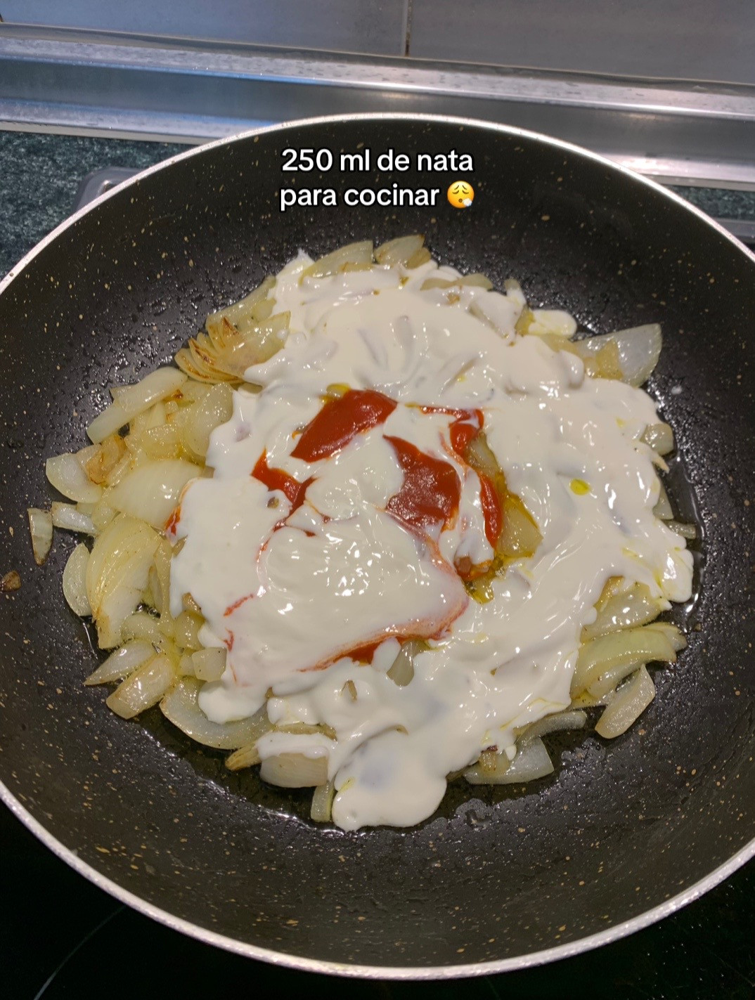Espaguetis con salmón: receta fácil de pasta cremosa con salsa de tomate y nata