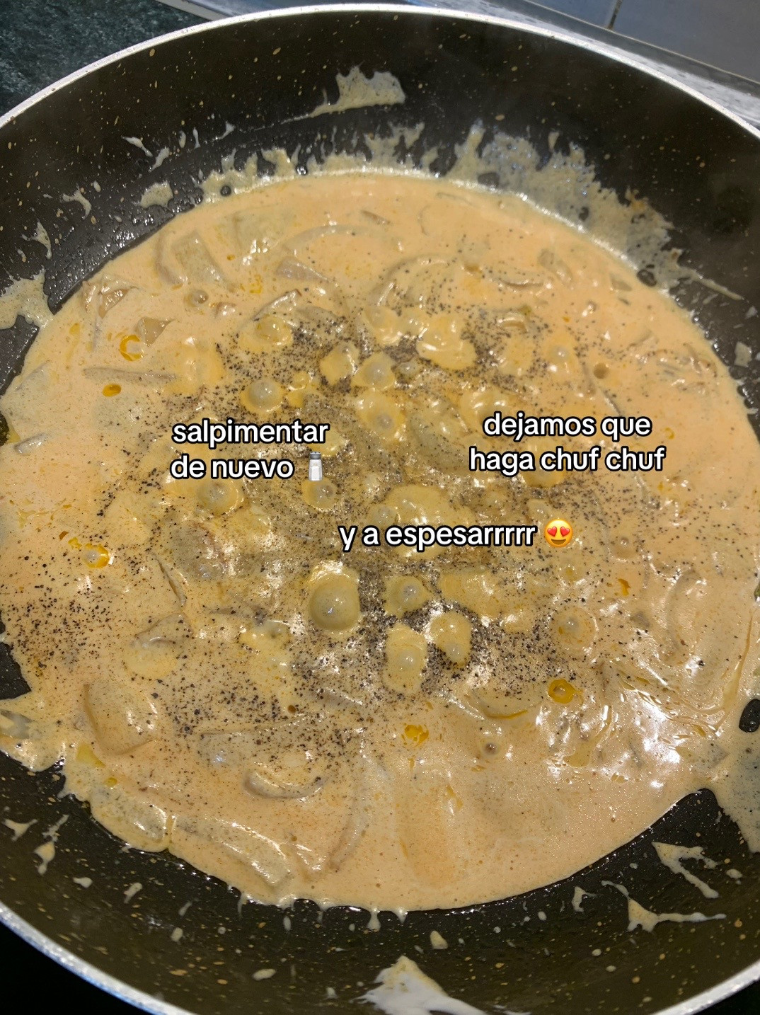Espaguetis con salmón: receta fácil de pasta cremosa con salsa de tomate y nata