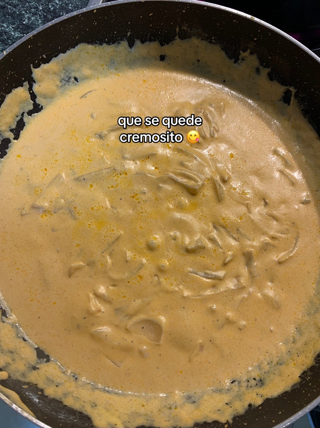 Espaguetis con salmón: receta fácil de pasta cremosa con salsa de tomate y nata