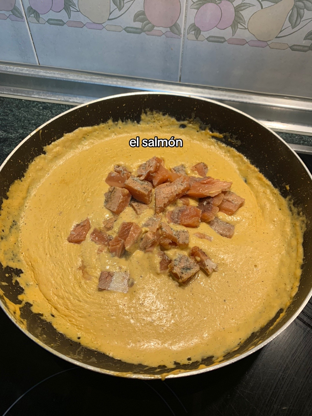 Espaguetis con salmón: receta fácil de pasta cremosa con salsa de tomate y nata