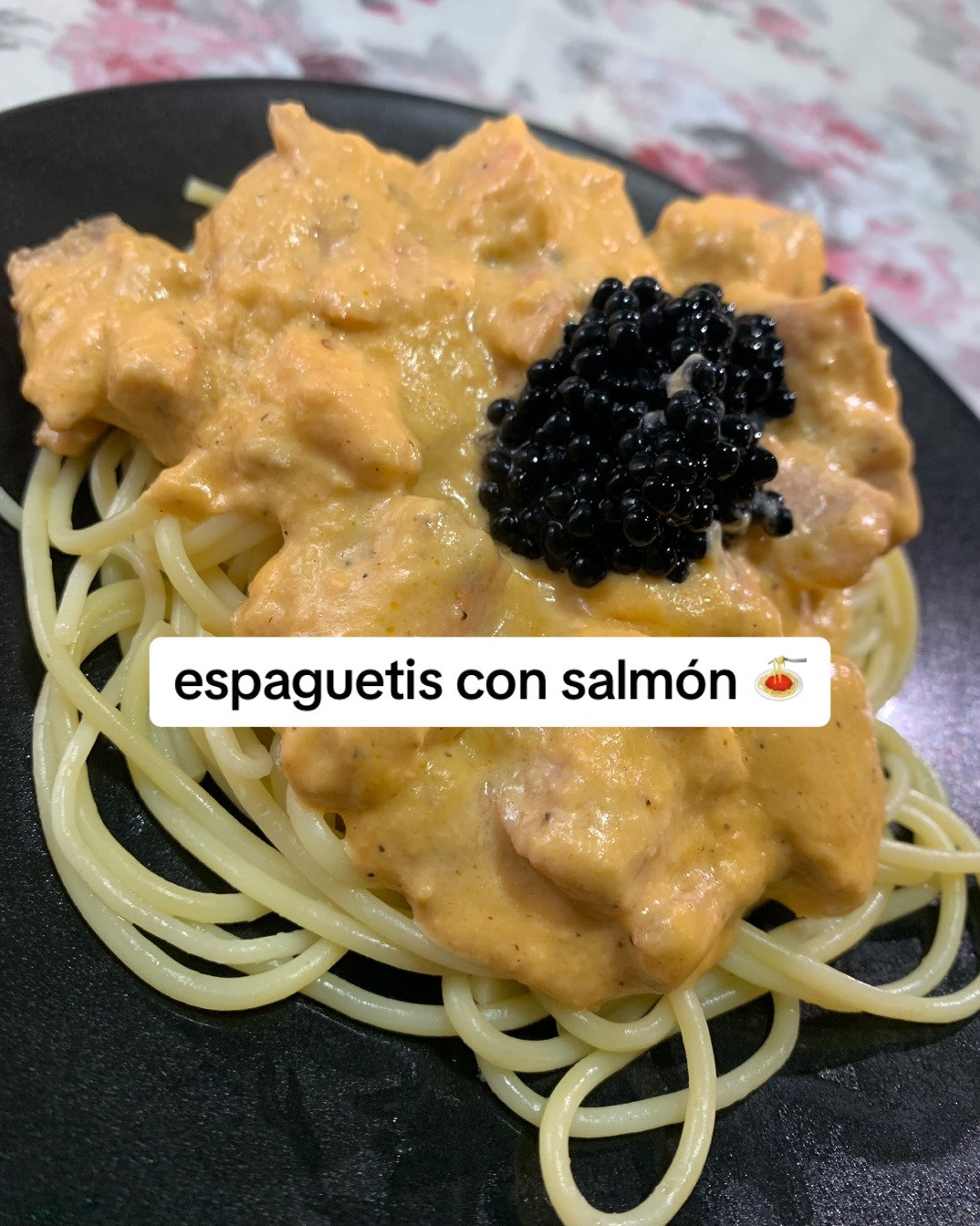 Espaguetis con salmón: receta fácil de pasta cremosa con salsa de tomate y nata