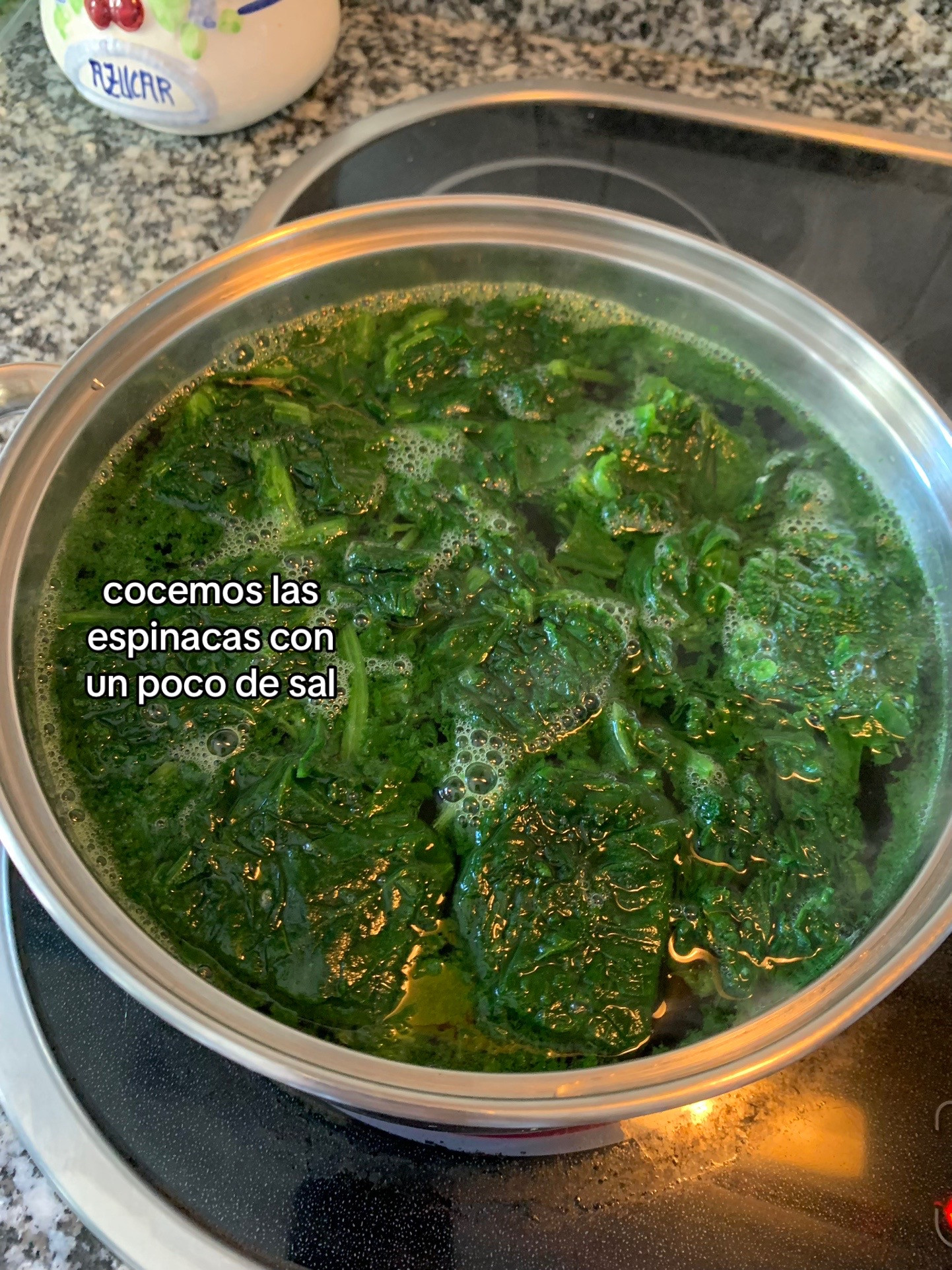 Espinacas con bechamel: receta fácil de espinacas salteadas con ajo y queso gratinado