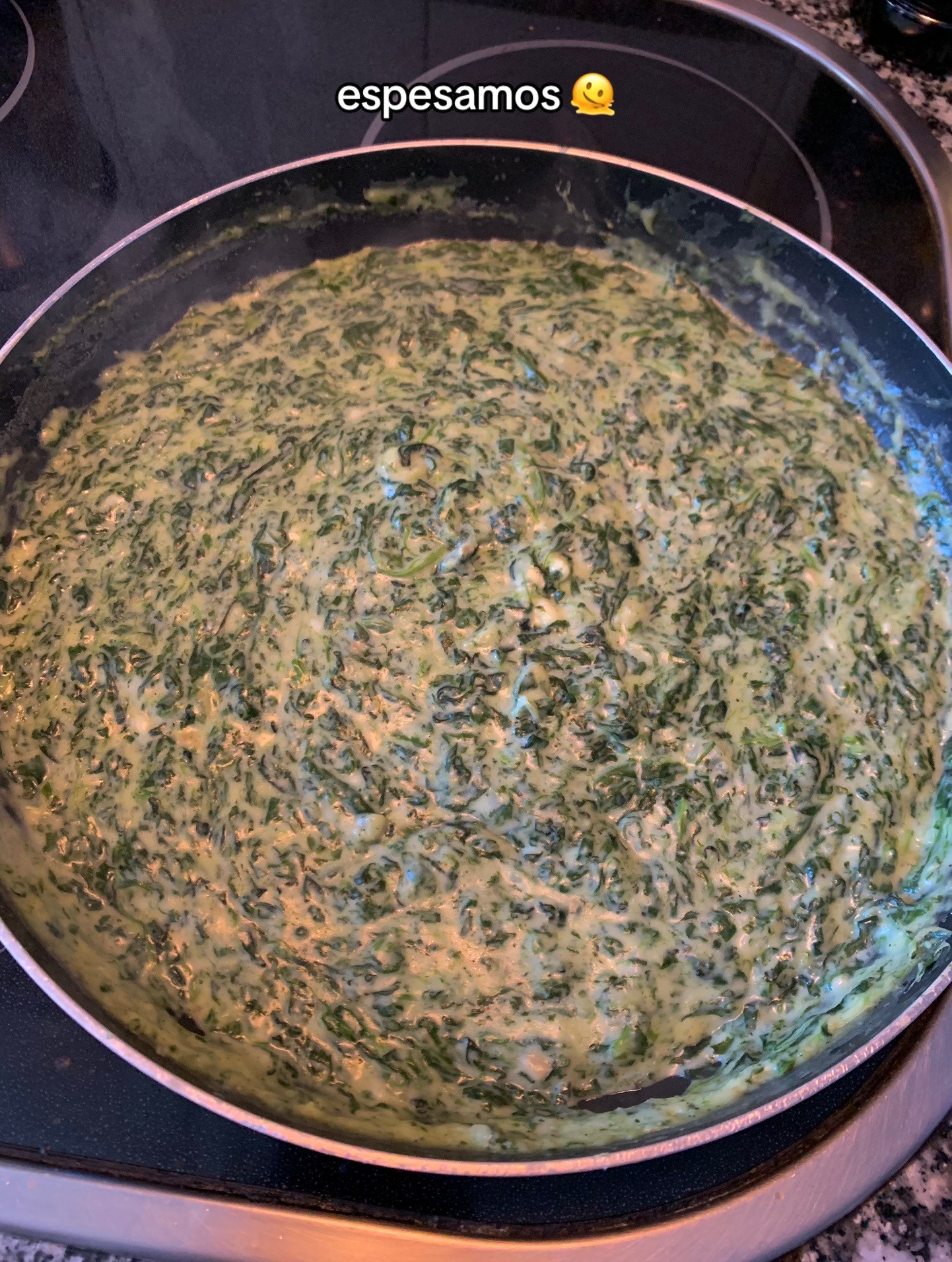 Espinacas con bechamel: receta fácil de espinacas salteadas con ajo y queso gratinado