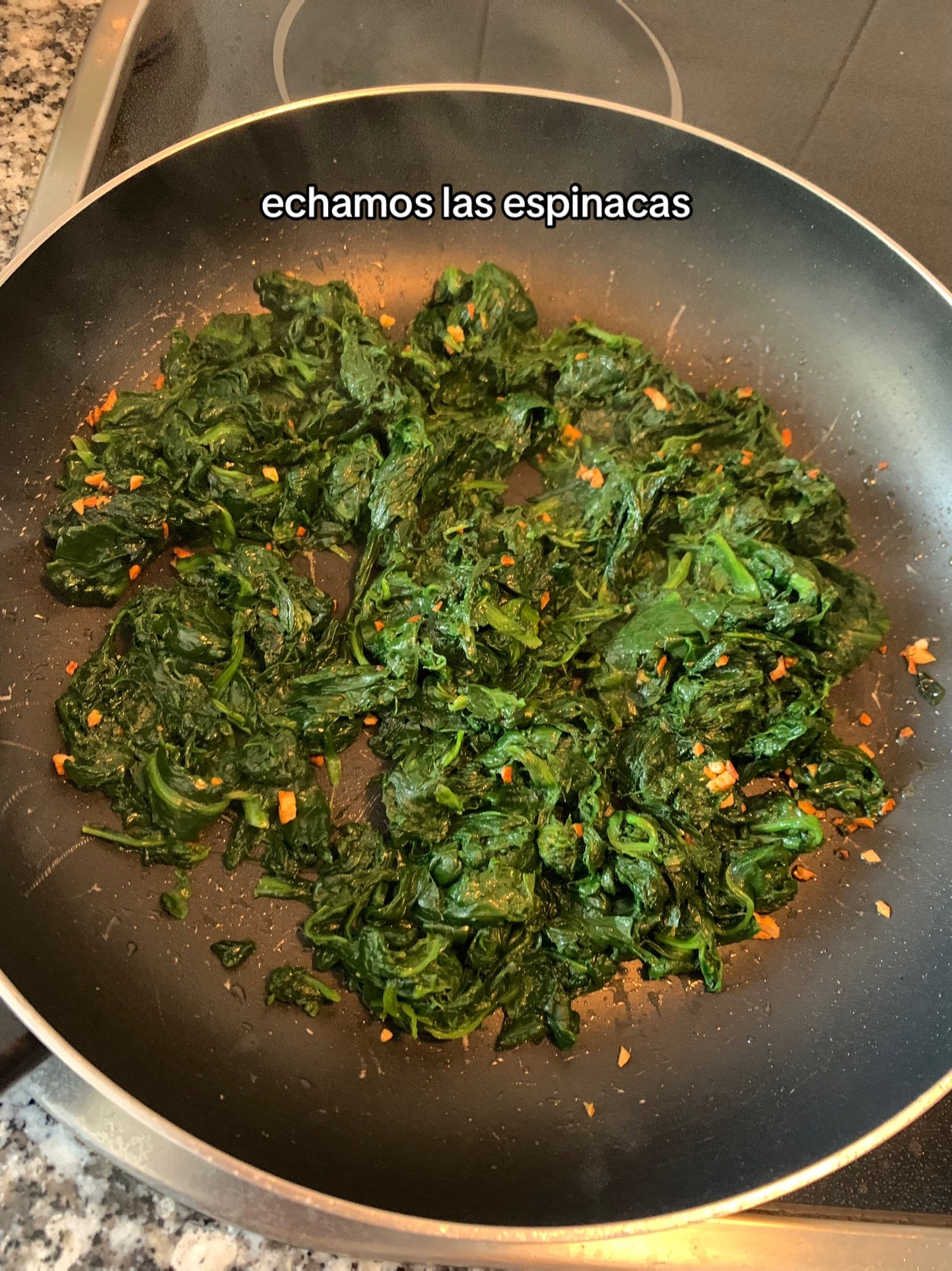 Espinacas con bechamel: receta fácil de espinacas salteadas con ajo y queso gratinado