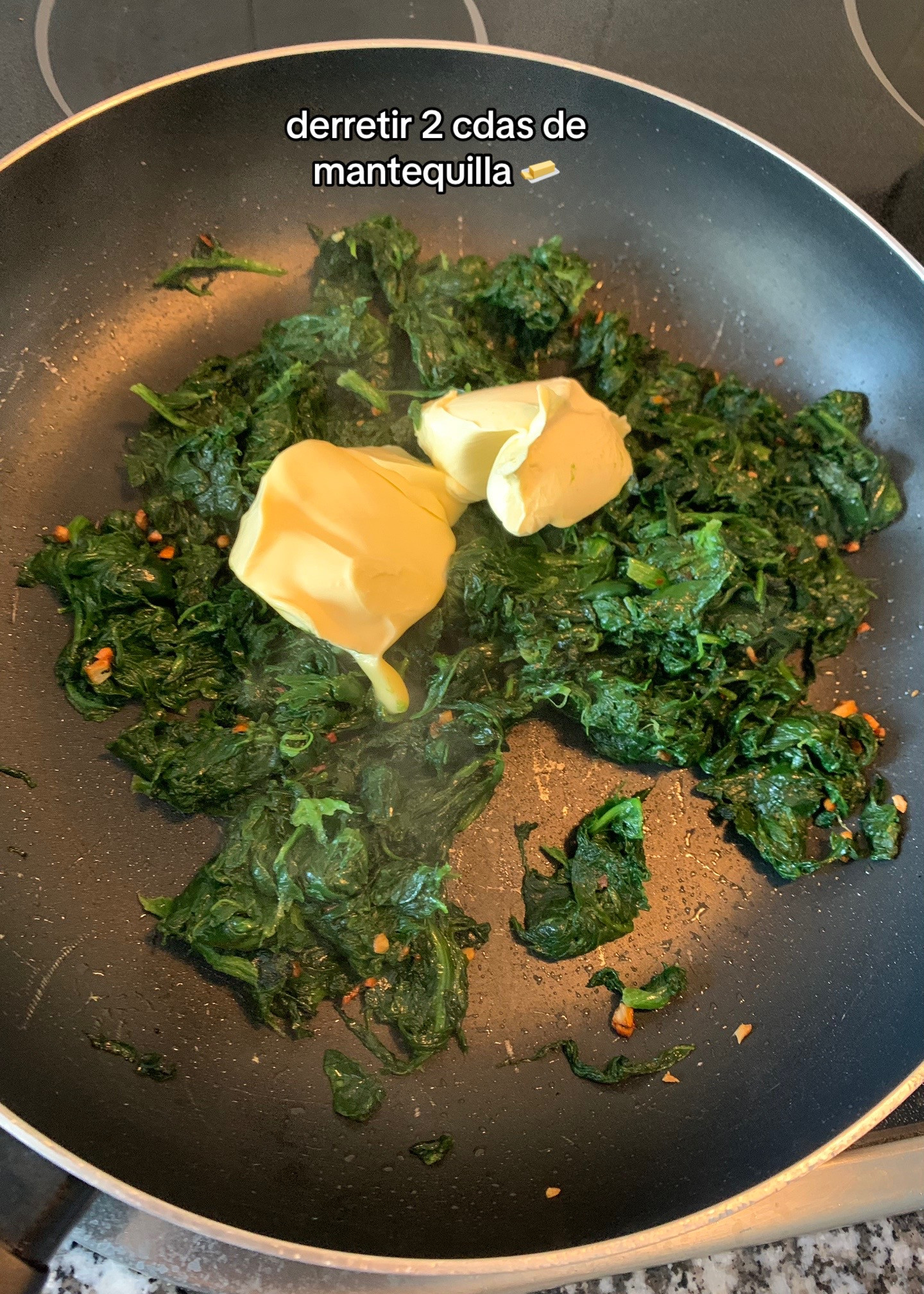 Espinacas con bechamel: receta fácil de espinacas salteadas con ajo y queso gratinado