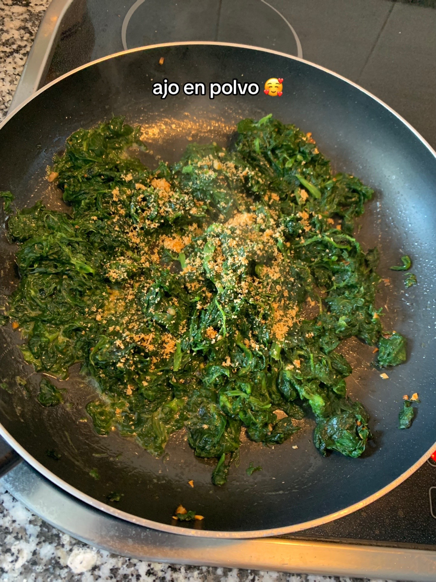 Espinacas con bechamel: receta fácil de espinacas salteadas con ajo y queso gratinado
