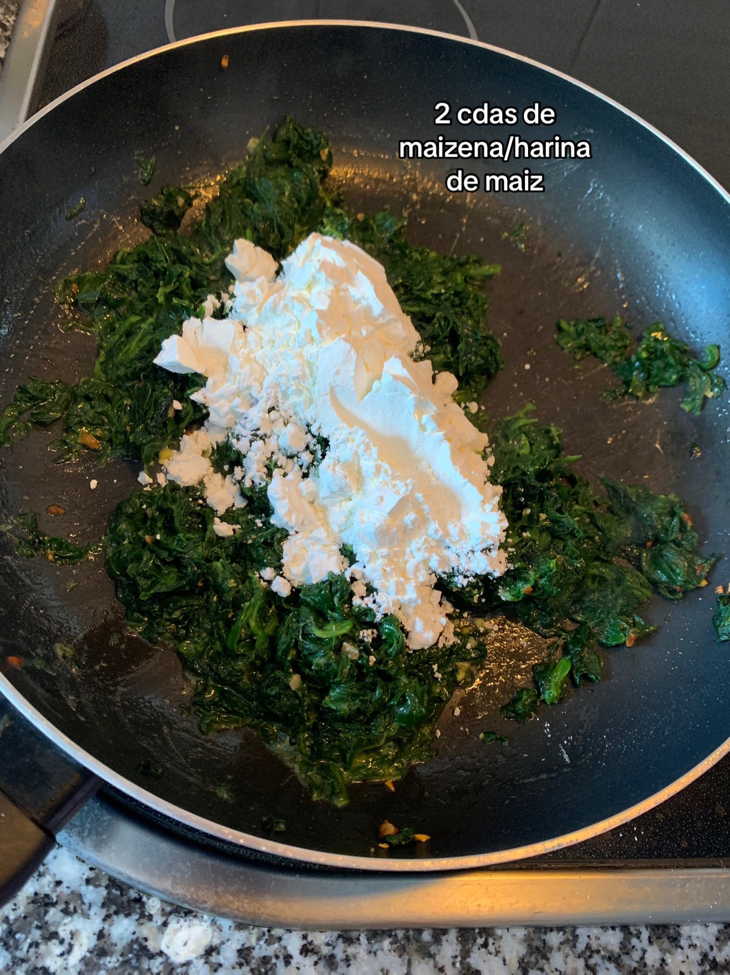 Espinacas con bechamel: receta fácil de espinacas salteadas con ajo y queso gratinado