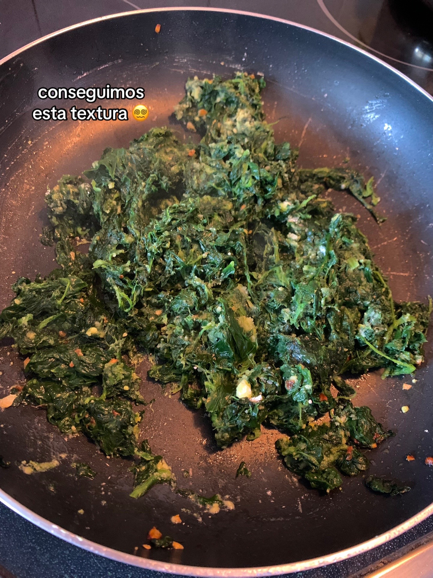 Espinacas con bechamel: receta fácil de espinacas salteadas con ajo y queso gratinado