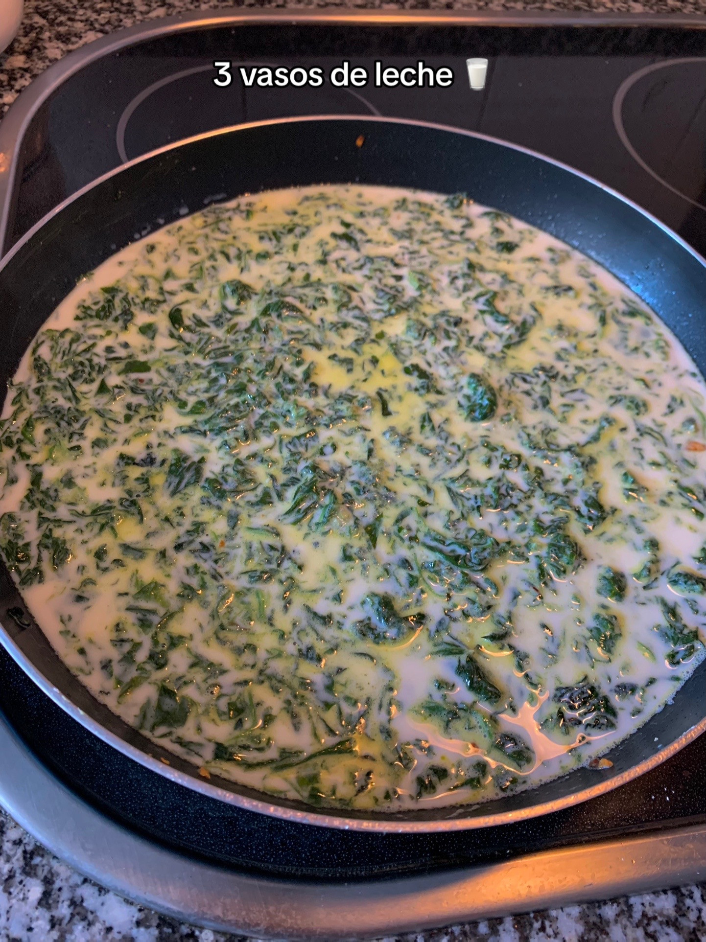 Espinacas con bechamel: receta fácil de espinacas salteadas con ajo y queso gratinado