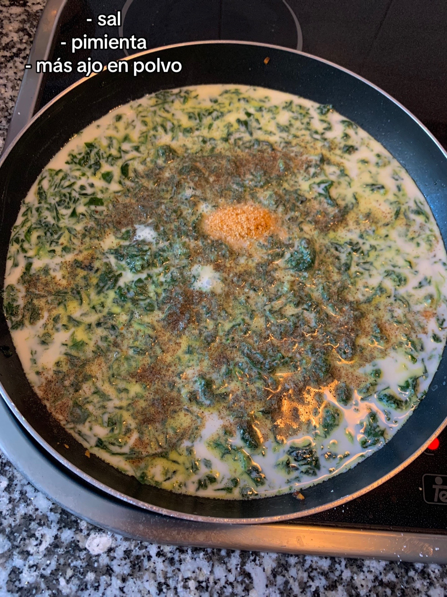 Espinacas con bechamel: receta fácil de espinacas salteadas con ajo y queso gratinado