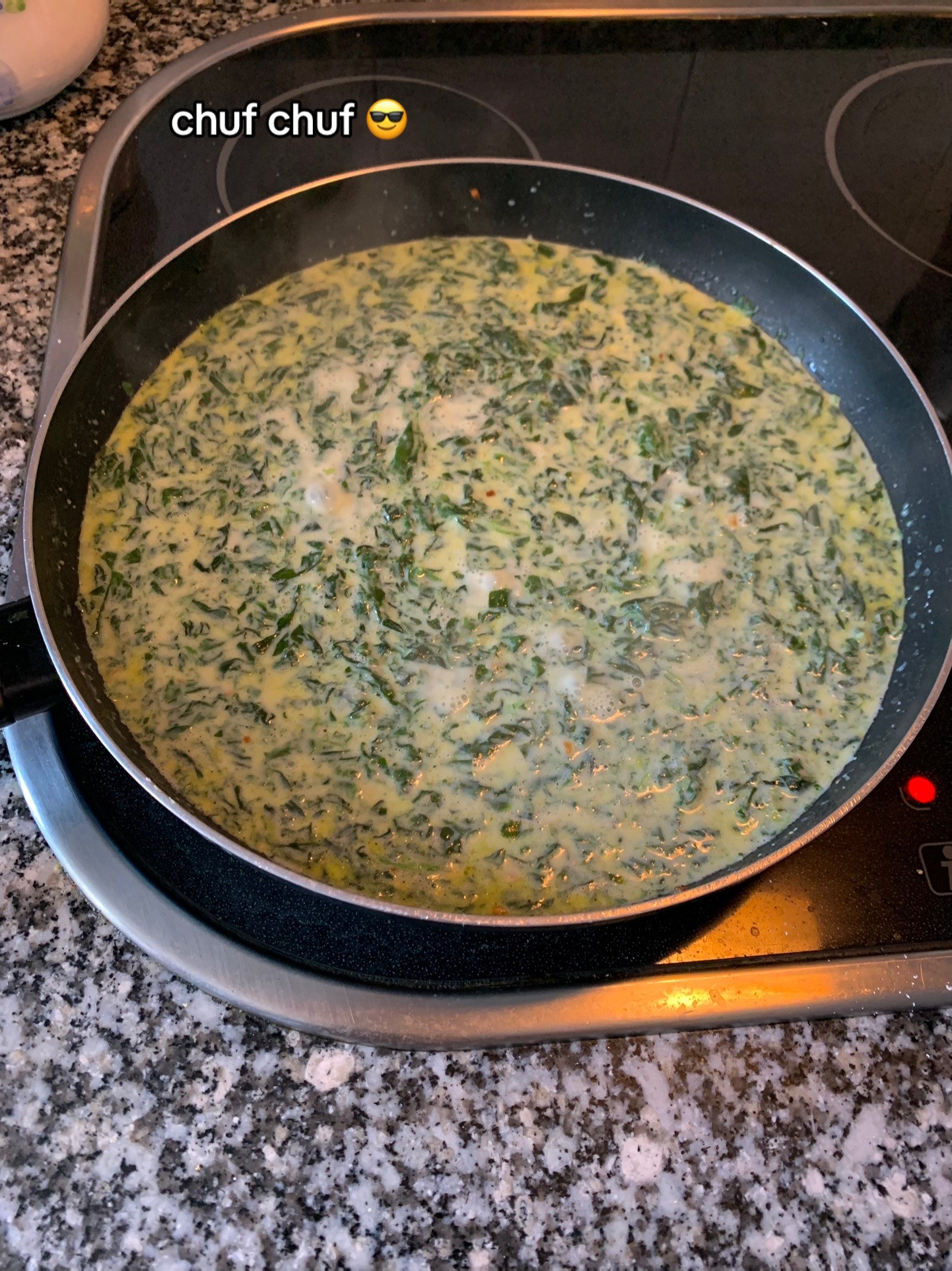 Espinacas con bechamel: receta fácil de espinacas salteadas con ajo y queso gratinado