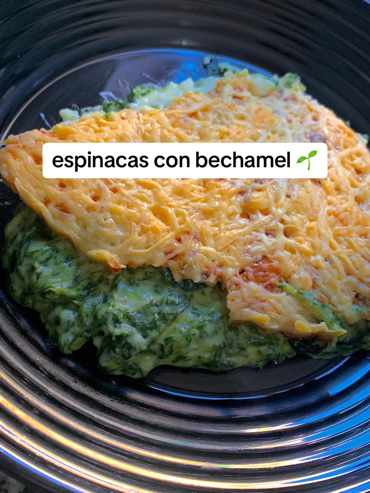 Espinacas con bechamel: receta fácil de espinacas salteadas con ajo y queso gratinado