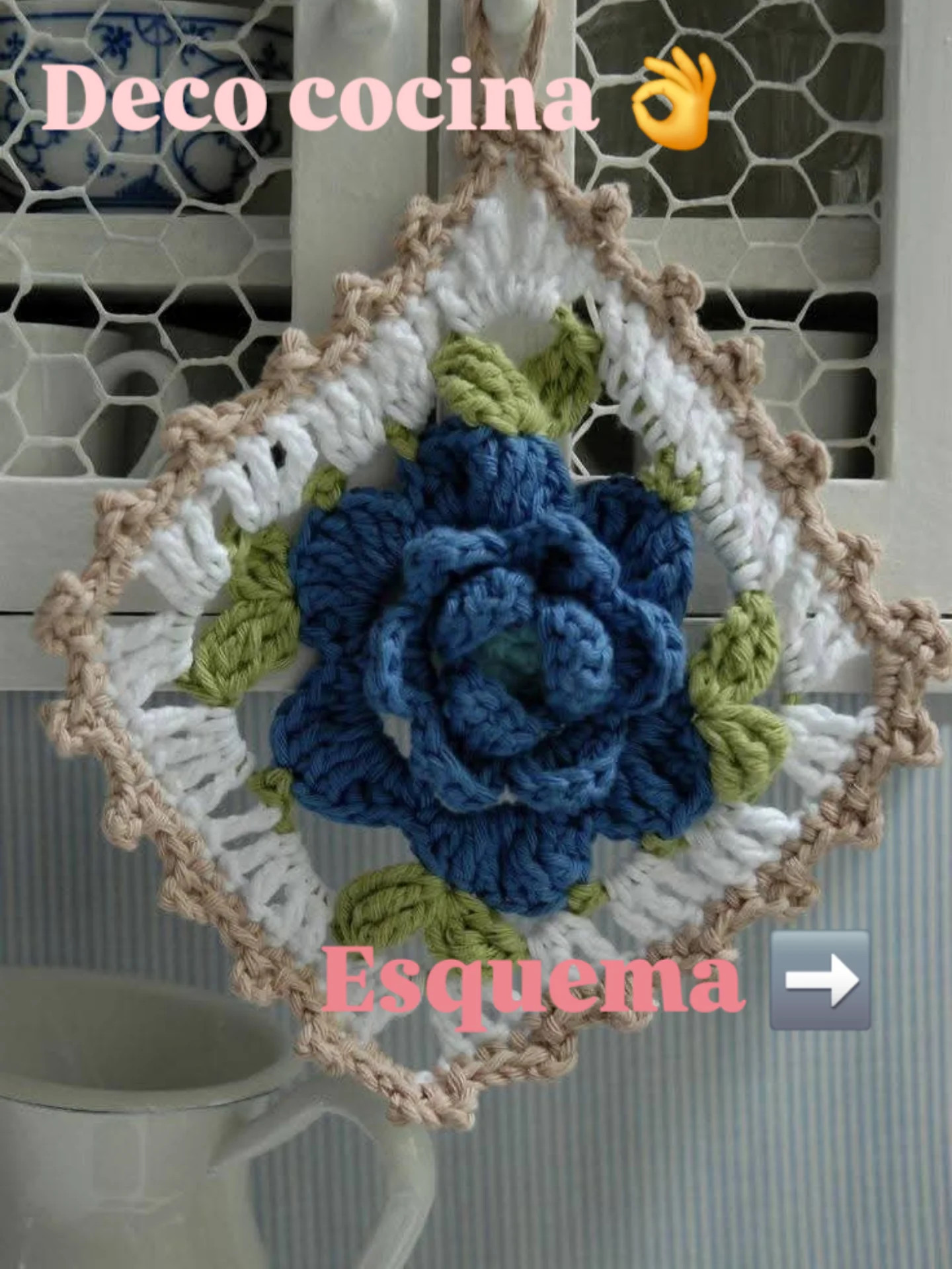 Esquema de decoración para cocina con rosa azul y granny square