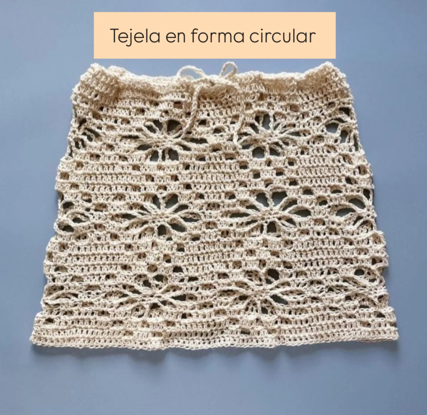 Falda playera en punto araña tejida circularmente con patrón detallado