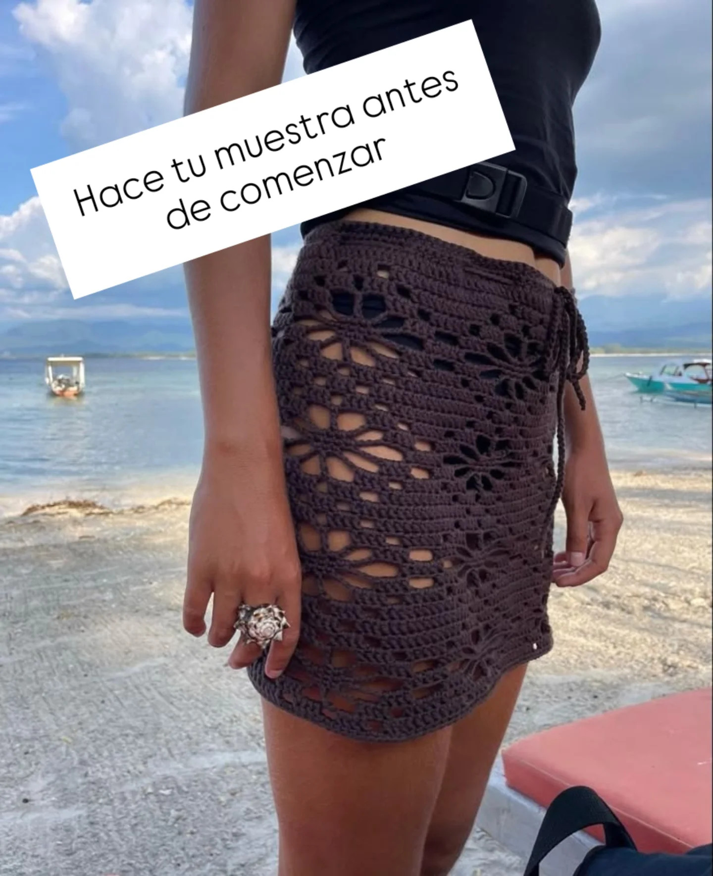 Falda playera en punto araña tejida circularmente con patrón detallado
