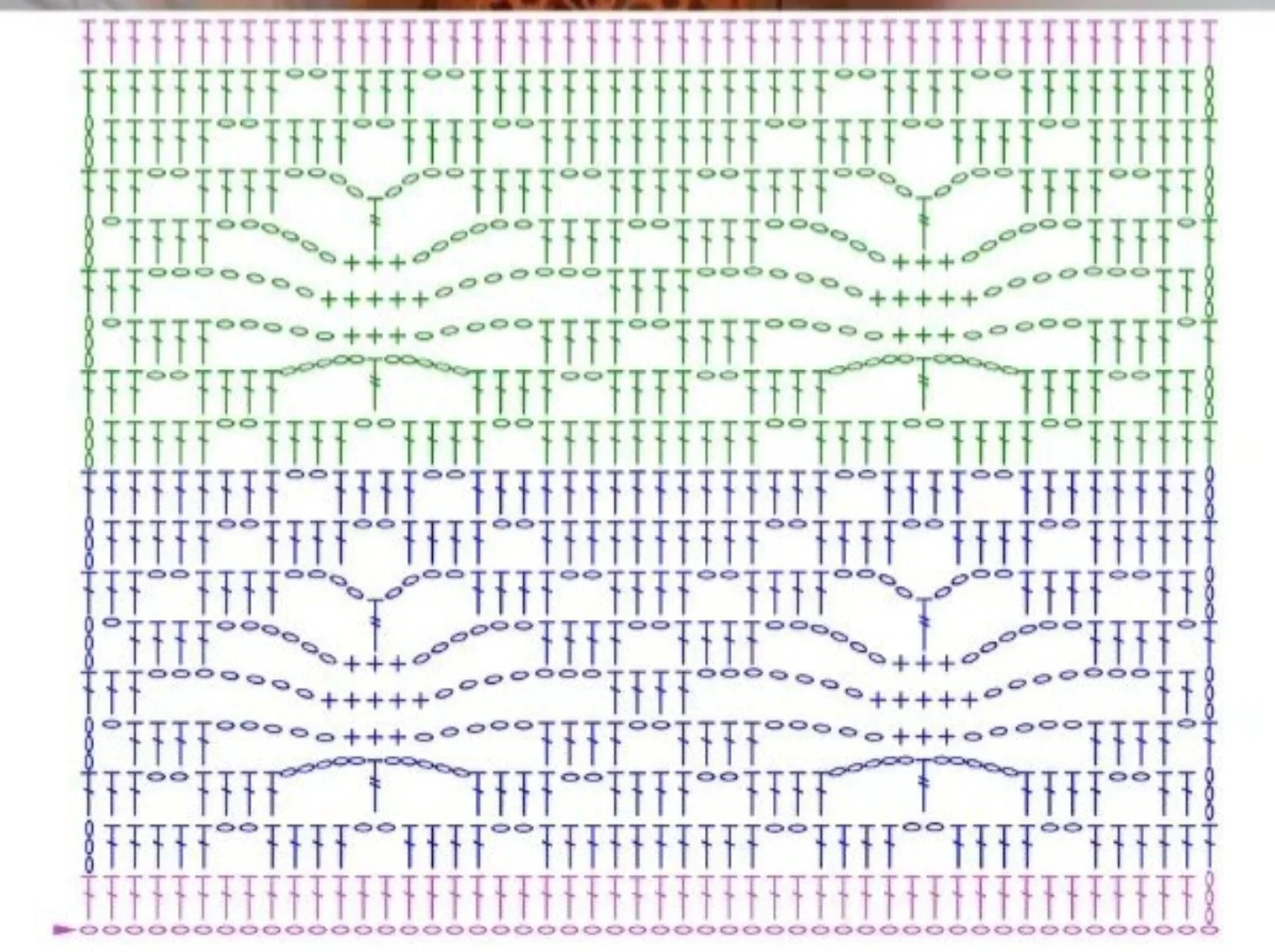Falda playera en punto araña tejida circularmente con patrón detallado