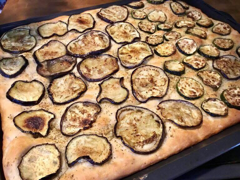 Focaccia croccante con melanzane e zucchine: ricetta italiana con pane soffice, verdure grigliate e olio d'oliva
