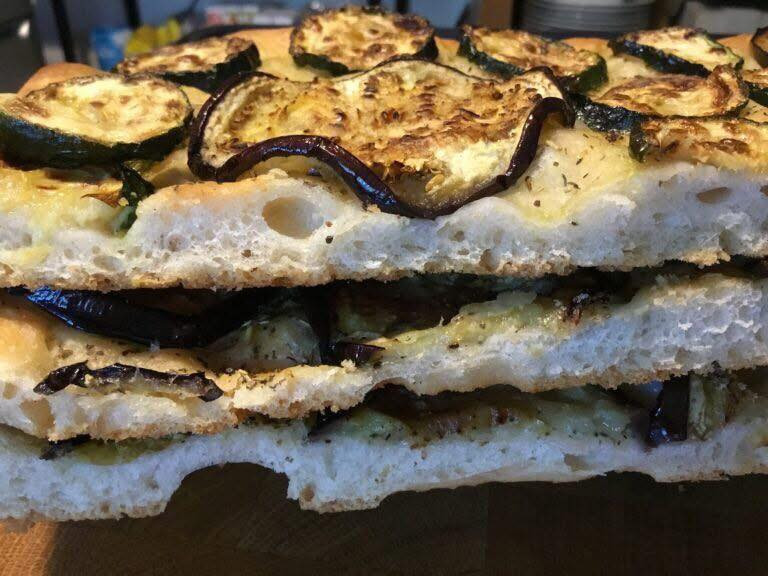 Focaccia croccante con melanzane e zucchine: ricetta italiana con pane soffice, verdure grigliate e olio d'oliva