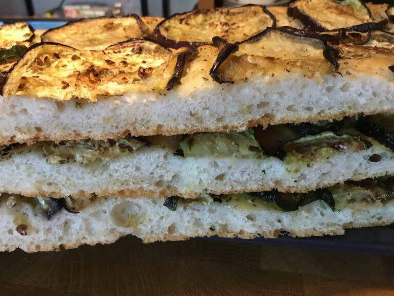 Focaccia croccante con melanzane e zucchine: ricetta italiana con pane soffice, verdure grigliate e olio d'oliva