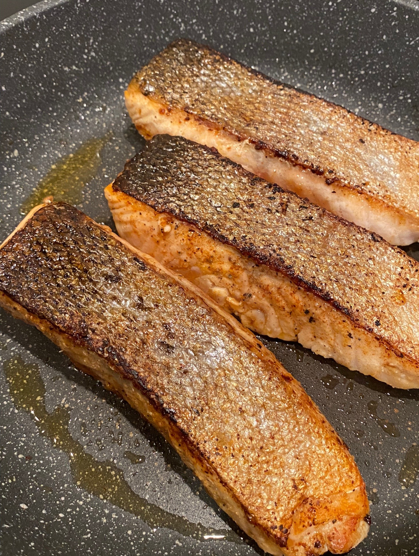 Foolproof Honey Garlic Salmon: Easy Pan-Fried Dinner Recipe with Paprika and Fresh Herbs