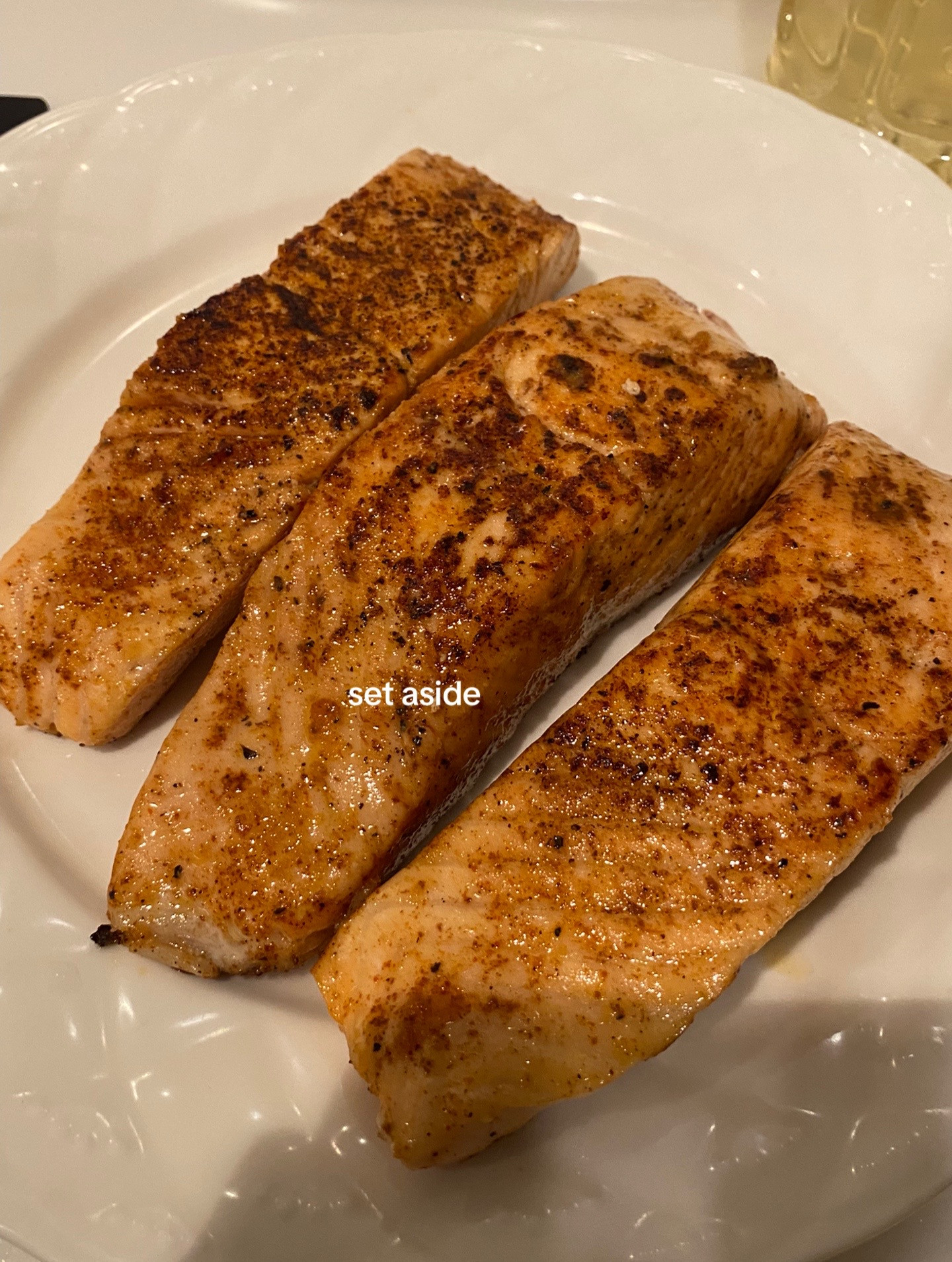Foolproof Honey Garlic Salmon: Easy Pan-Fried Dinner Recipe with Paprika and Fresh Herbs