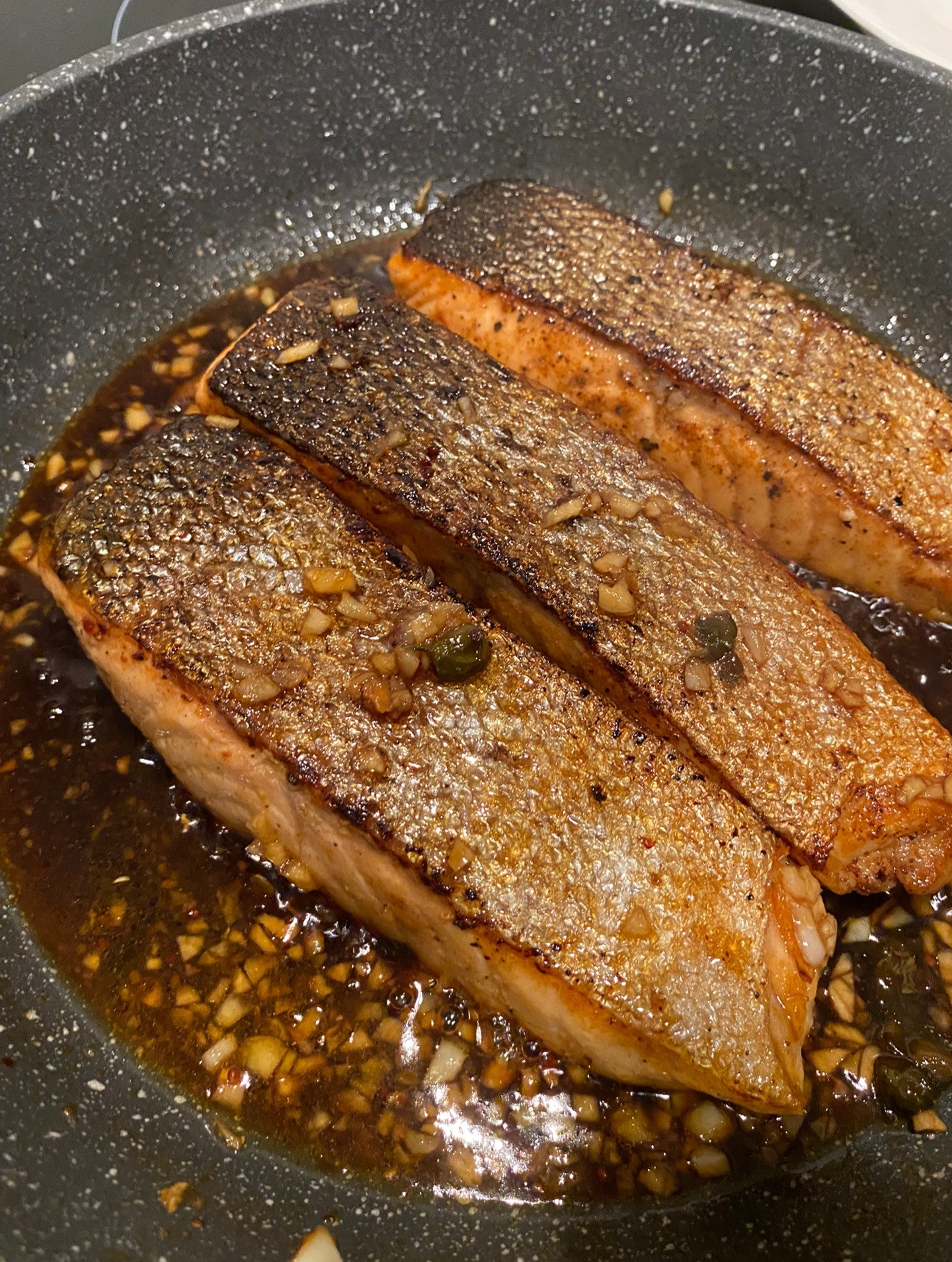 Foolproof Honey Garlic Salmon: Easy Pan-Fried Dinner Recipe with Paprika and Fresh Herbs