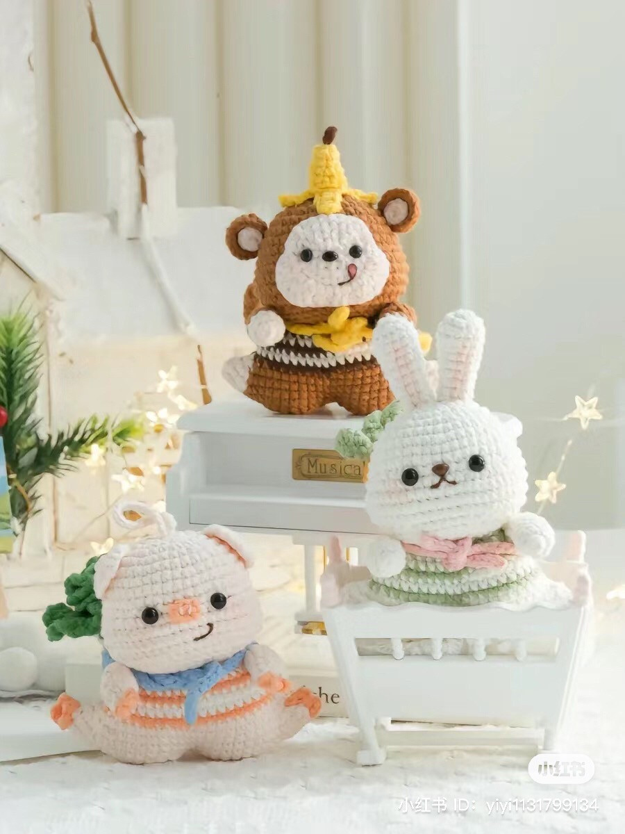 Free Crochet Chart for Cute Pig Amigurumi Doll with Noodle Outfit and Cabbage Accessories