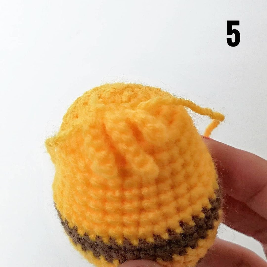 Free Crochet Pattern: Cute Amigurumi Bee with Bangs by @taty_knits