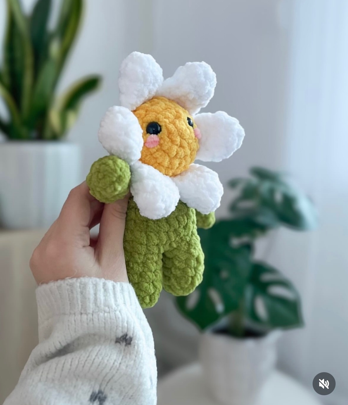Free Crochet Pattern: Cute Daisy Flower Buddy Amigurumi with White Petals and Green Body