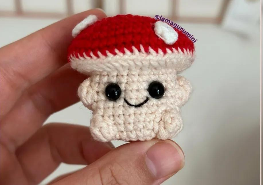 Free Crochet Pattern: Cute Red Mushroom Amigurumi with Step-by-Step Guide