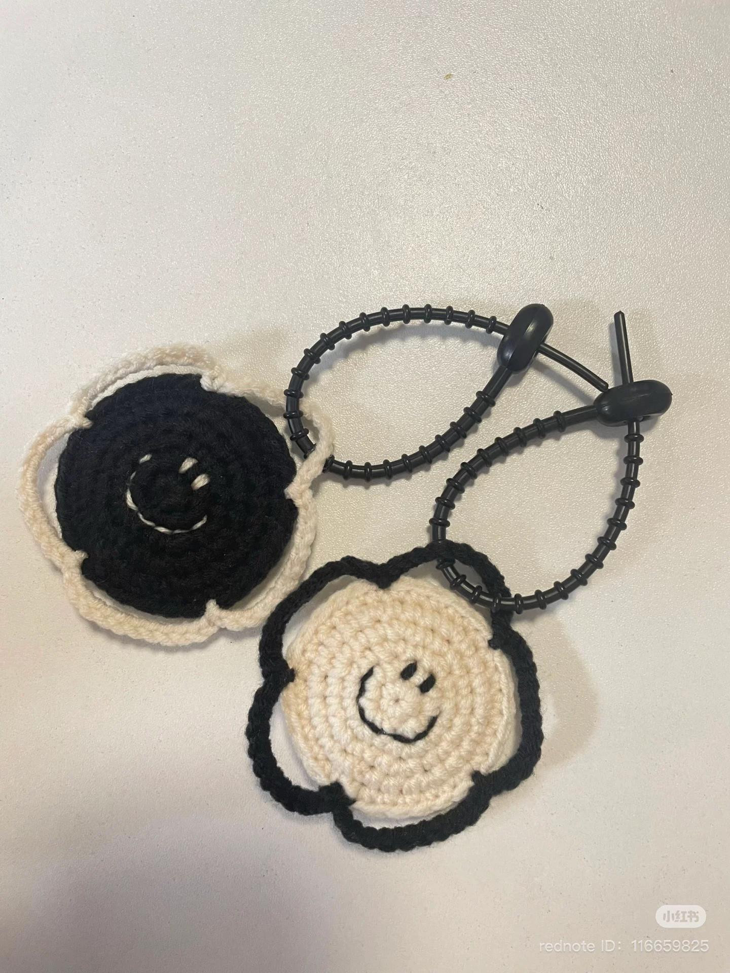 Free Crochet Pattern: Cute Smiley Flower Keychain (Thai)