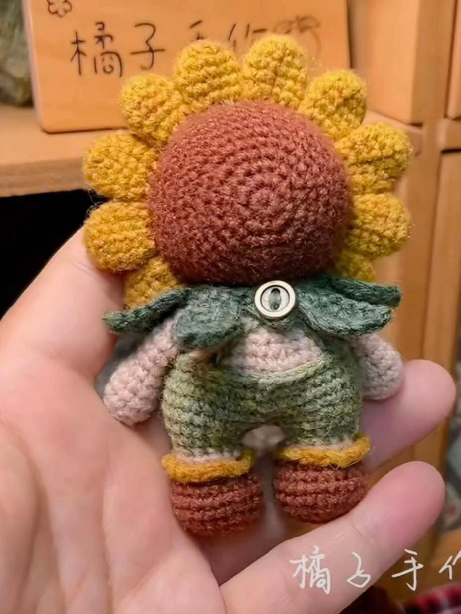 Free Crochet Pattern for Cute Sunflower Amigurumi Doll