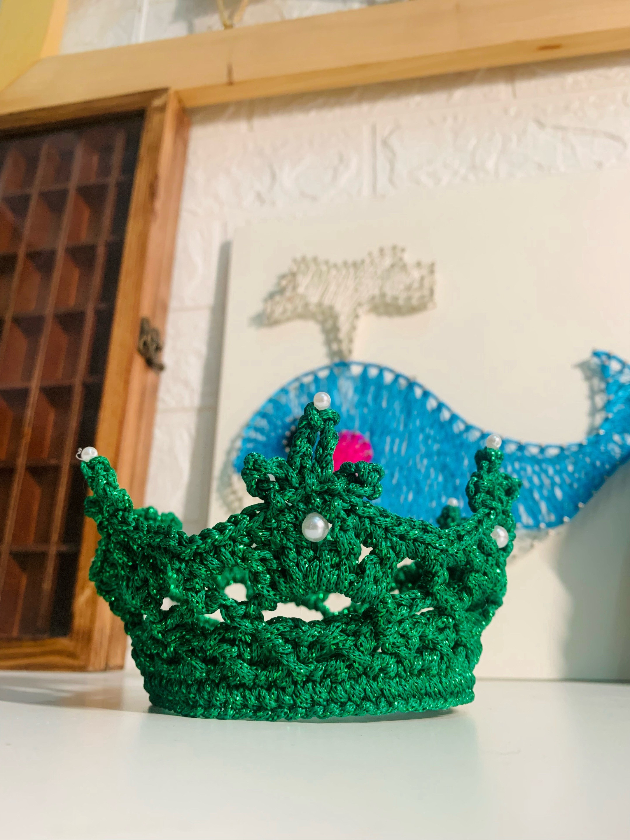 Free Crochet Pattern for Sparkly Green Pearl Crown