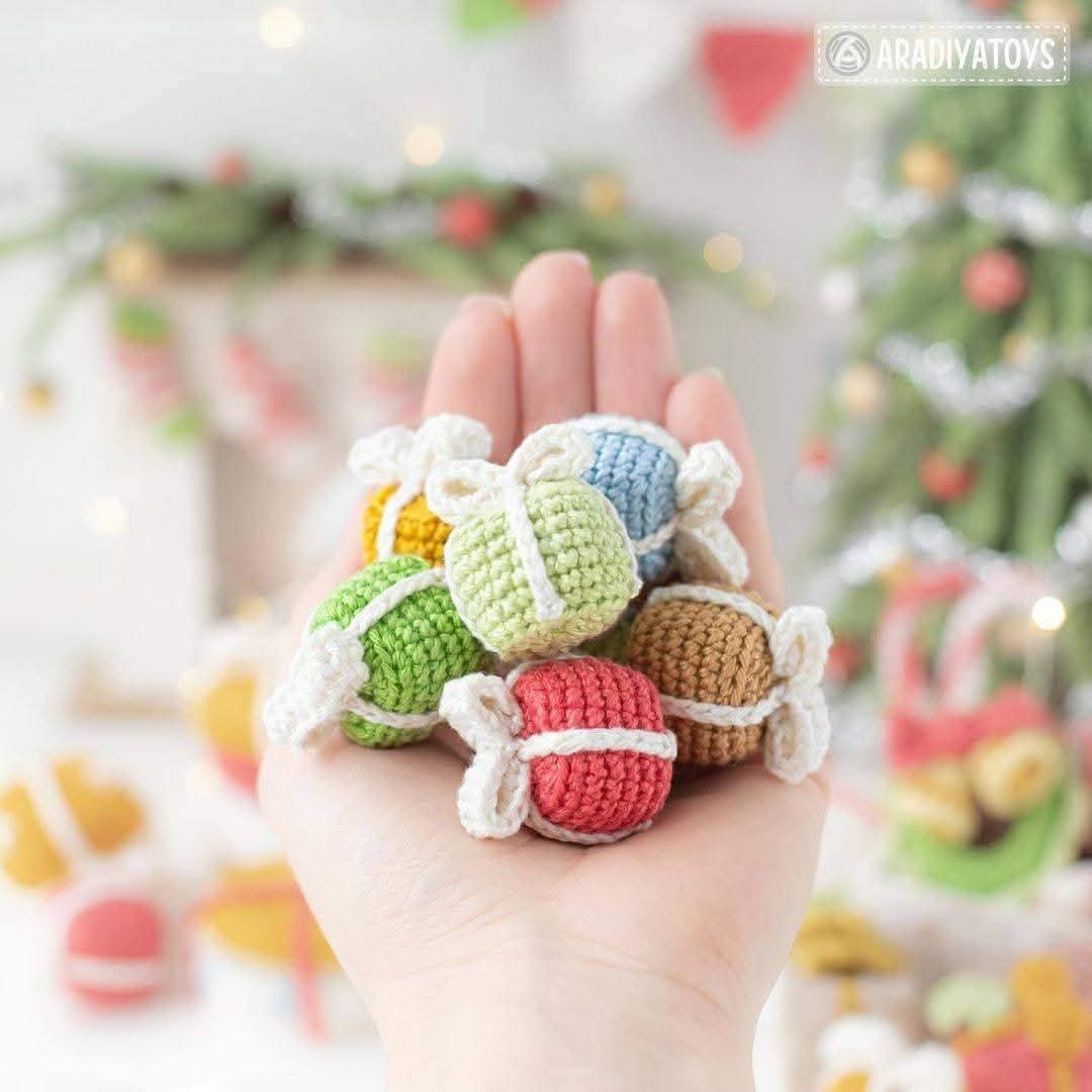 Free Crochet Pattern: Mini Christmas Present Ornaments