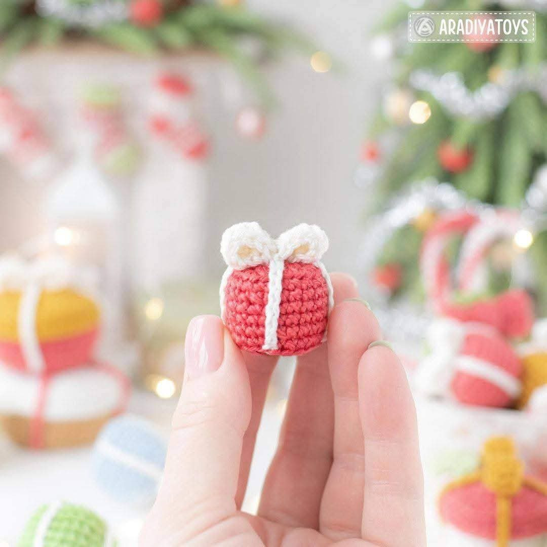 Free Crochet Pattern: Mini Christmas Present Ornaments