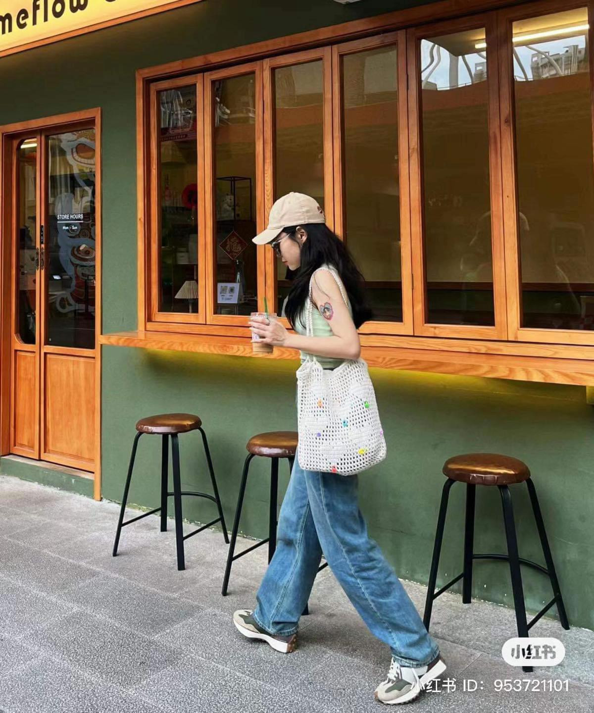 Free Crochet Pattern: Openwork Tote Bag with Colorful Lock Stitch Markers