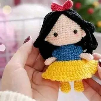 Free Crochet Pattern: Snow White Amigurumi Doll with Detailed Instructions