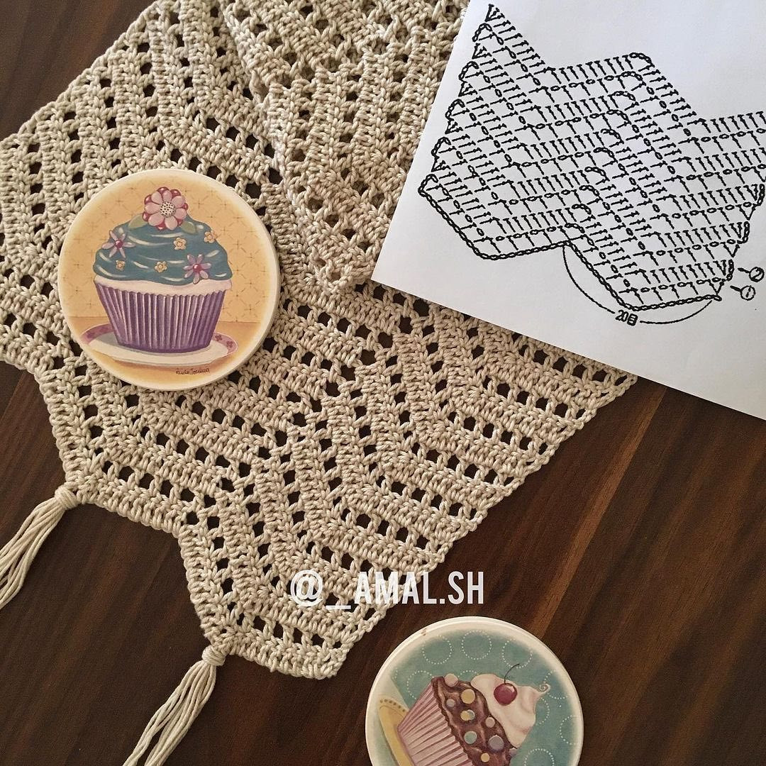 Free crochet table runner pattern with scalloped edge and tassels