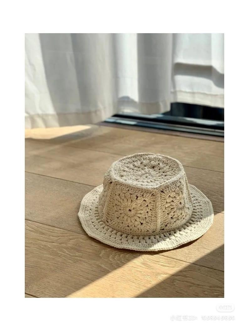 Free Pattern: Beige Crochet Granny Square Bucket Hat